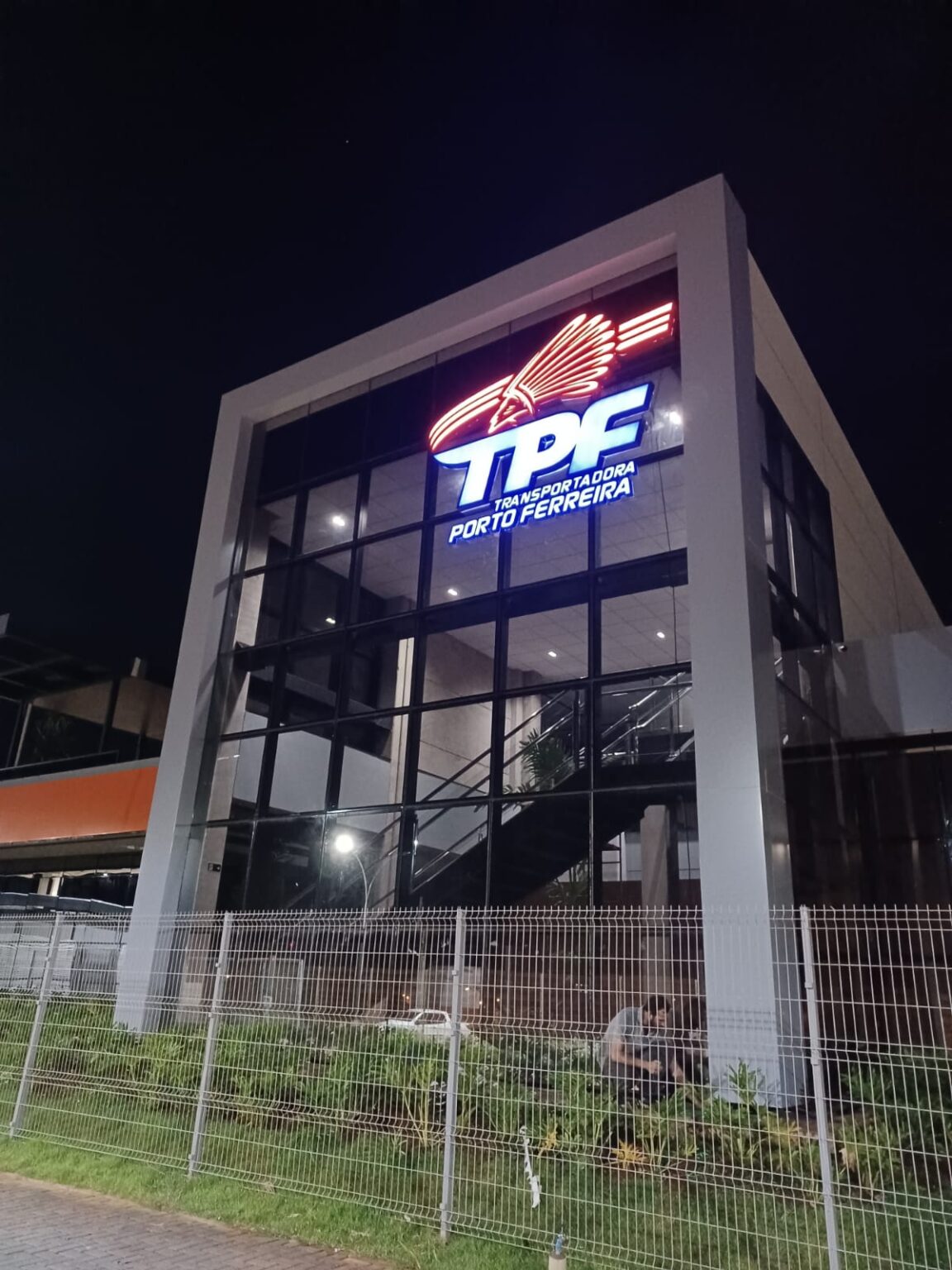 Luminoso fixado em vidro